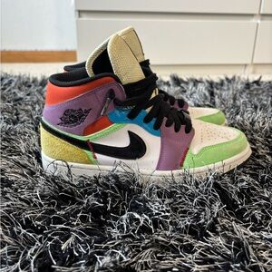 Air Jordan 1 Mid in Lightbulb